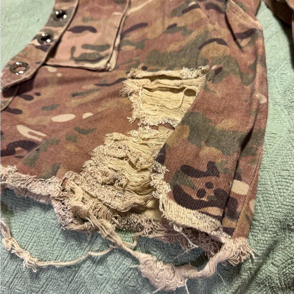 Camouflage Cargo Shorts - Picture 5 of 12